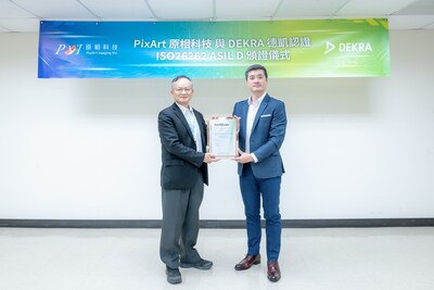 DEKRA德凱台灣董事總經理李俊儀(右)頒發ISO 26262 ASIL-D 功能安全流程認證證書予原相科技董事長暨總經理黃森煌
