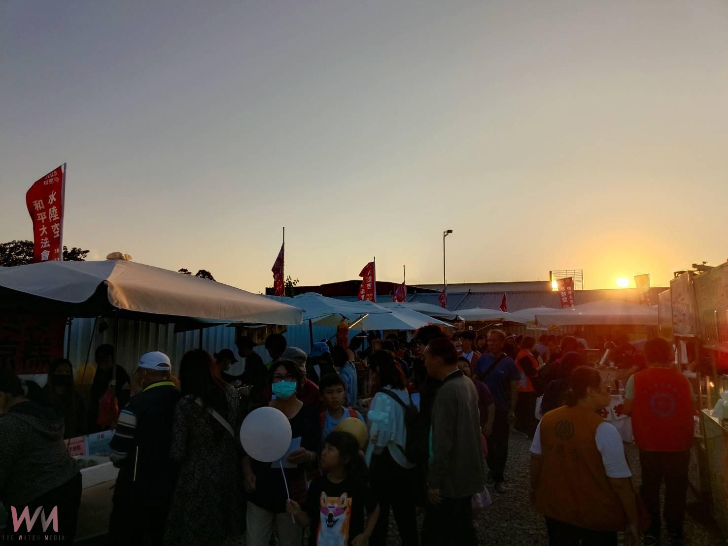 知恩寺舉辦感恩授贈與蔬食小夜市　近千人共襄盛舉 - https://www.watchmedia01.com