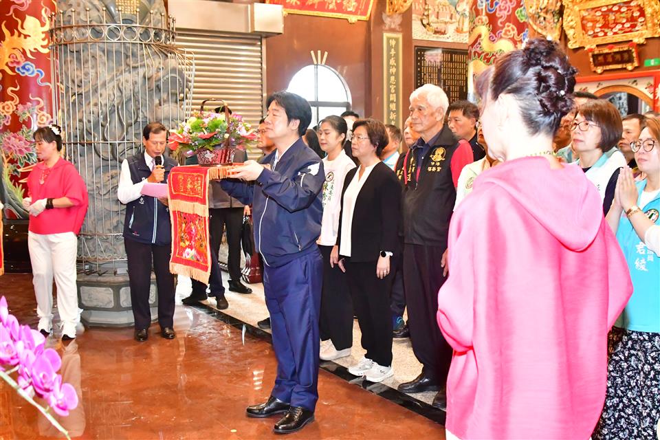 賴清德總統蒞臨伸港福安宮參香祈福　王縣長不忘宣傳把握機會來看設計展