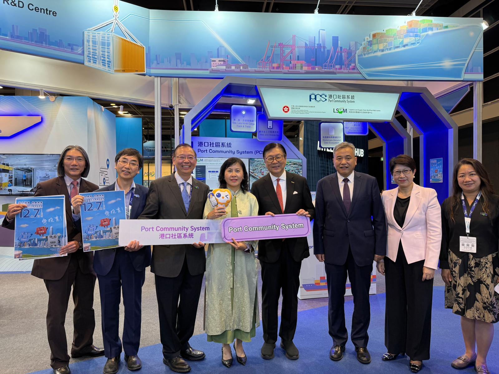 香港特別行政區政府運輸及物流局局長陳美寶女士（左四）、香港貿易發展局主席馬時亨教授（右四）、香港貿易發展局總裁張淑芬女士（右二）親臨LSCM的展位參觀，了解LSCM研發的最新物流業相關技術。