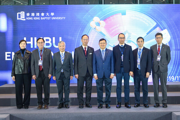 香港浸會大學舉辦旗艦活動「香港浸會大學合作交流午宴」，校董會暨諮議會主席黃英豪博士（右四）、校長衞炳江教授（左四）、校董會暨諮議會副主席潘偉賢先生（左三）、校董會暨諮議會司庫林子傑先生（右三）、常務副校長黃定發教授（左二）、副校長（研究及拓展）暨研究院院長呂愛平教授（右二）、副校長（教與學）周偉立博士（右一），以及行政副校長暨秘書長鄒靄雲女士（左一）等管理層出席儀式。