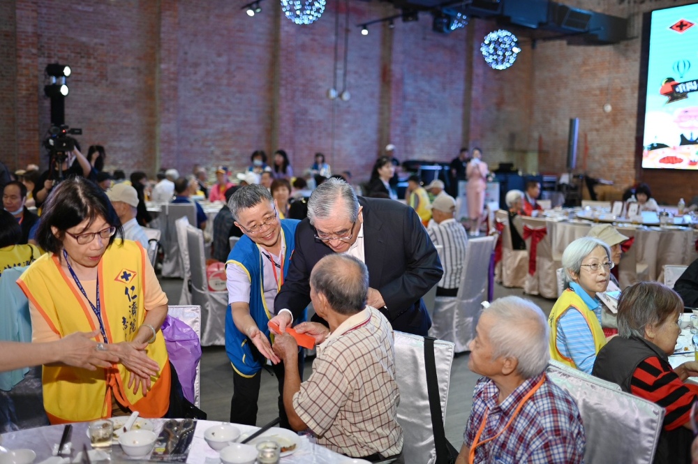 圖▲董事長林明成親自在席間向各位長輩致贈紅包。