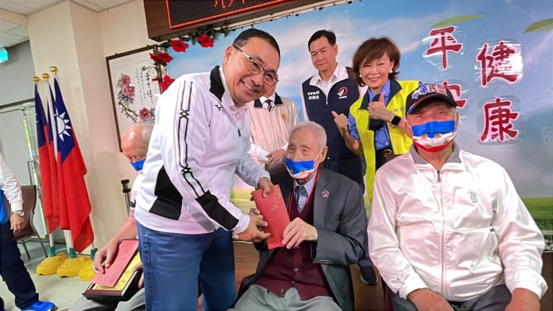 《圖說》侯友宜市長致贈102歲人瑞敬老禮金，右二板橋榮家主任陳桂美。〈板橋公所提供〉