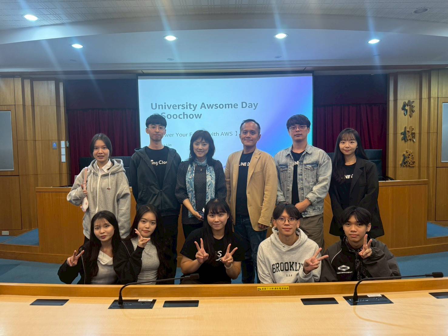 圖五會後Stanley_Huang資深講師人本AI研究中心朱蕙君主任同本校學生合影 - 報新聞 Mega News