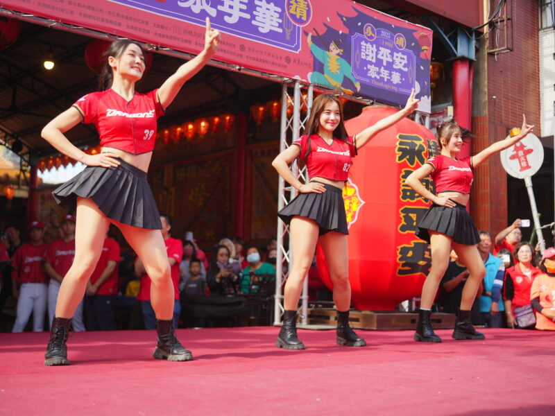 在地社區與表演團隊盛裝登台,以充滿童趣與文化特色的演出,展現永靖深厚的人情味與地方凝聚力。(頂新和德文教基金會提供)