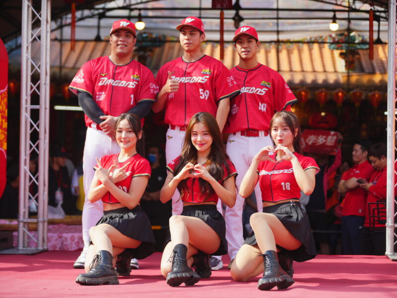 味全龍啦啦隊小龍女李多慧、口水、張晴現身「永靖謝平安家年華」(頂新和德文教基金會提供)(頂新和德文教基金會提供)