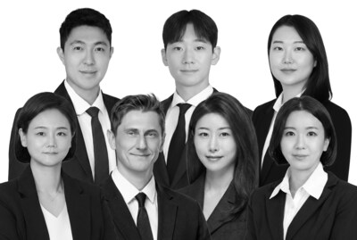 圖片由 Newmark 提供：前排左至右：Judy Jang、John Pritchard、Karis Kim、Miji Kyung；後排左至右：Leadley Park、Chan Joung、Sienna Ahn。