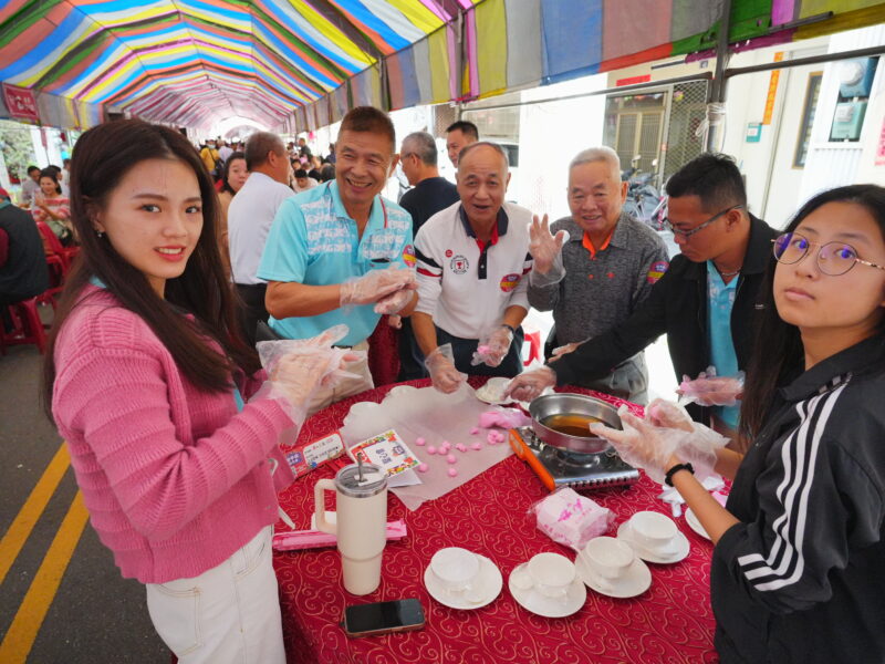 味全龍啦啦隊小龍女李多慧、口水、張晴現身「永靖謝平安家年華」(頂新和德文教基金會提供)(頂新和德文教基金會提供)