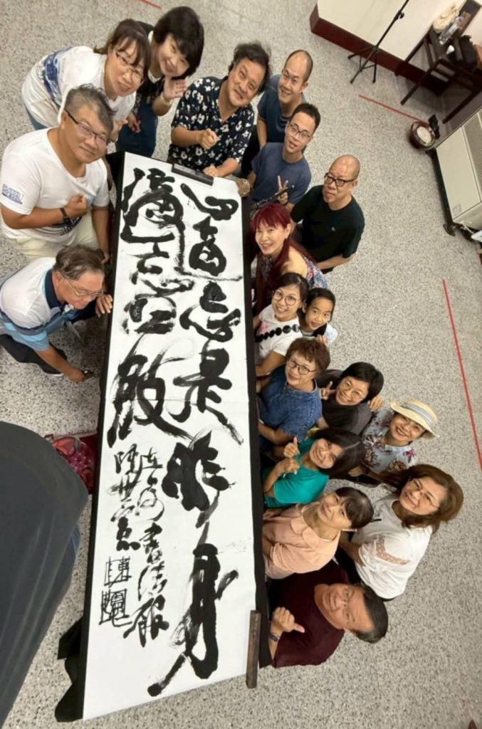 6辦理食旅西拉雅溫泉人文行活動在台灣意象書法館陳世憲現場揮毫寫下心適忘是非身適忘四肢白居易的詩句 - 報新聞 Mega News