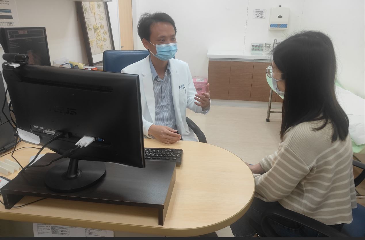 圖2蔡志奇主任與病患用客語海陸腔溝通時照片 - 報新聞 Mega News