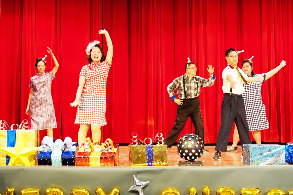 服務對象與教保員攜手共舞演出那道彩虹化作舞台上最閃耀的光彩_新竹仁愛基金會提供_Fotor - 報新聞 Mega News