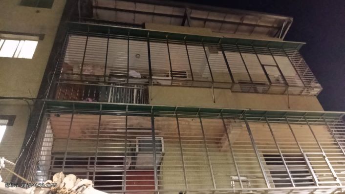 《圖說》臘腸犬被單獨留置的住家,陽台欄杆縫隙大有墜樓風險。〈動保處提供〉