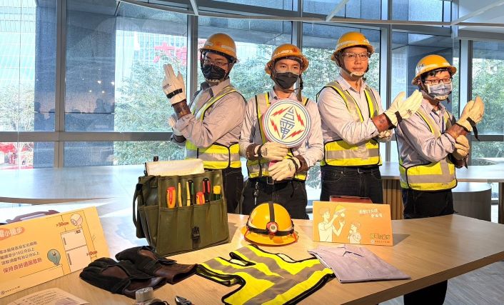 《圖說》台電人員透過用電安全宣導與燈泡汰換服務守護獨居長輩。〈台電北南區提供〉