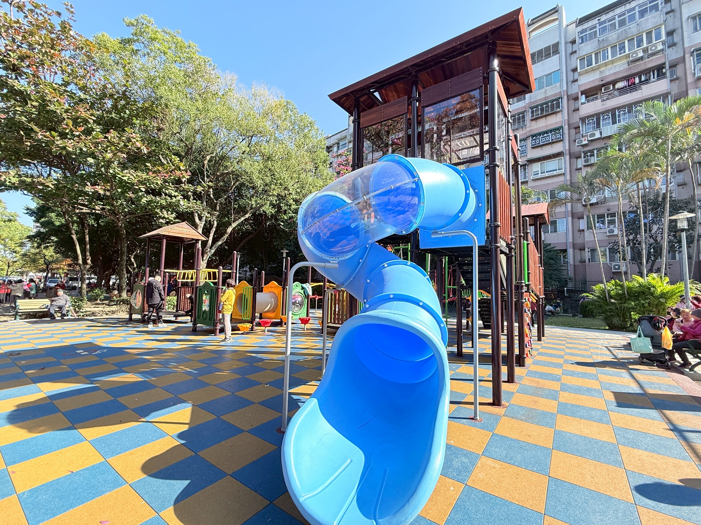 《圖說》旋轉管狀滑梯。〈板橋公所提供〉