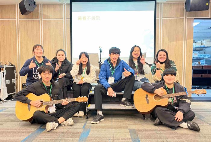 《圖說》「心光晚宴同學會」上，學員展現才藝。〈靈鷲山佛教教團提供〉