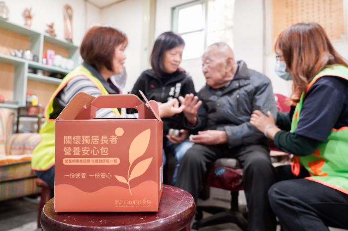 《圖說》新北市「關懷獨居長者營養安心包」，首批2,600份將於農曆年前陸續送達經濟弱勢獨居長者家中。〈社會局提供〉
