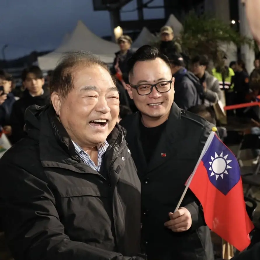 基隆市議長童子瑋(右 1)到場與基隆前市長張通榮(左1)合影。