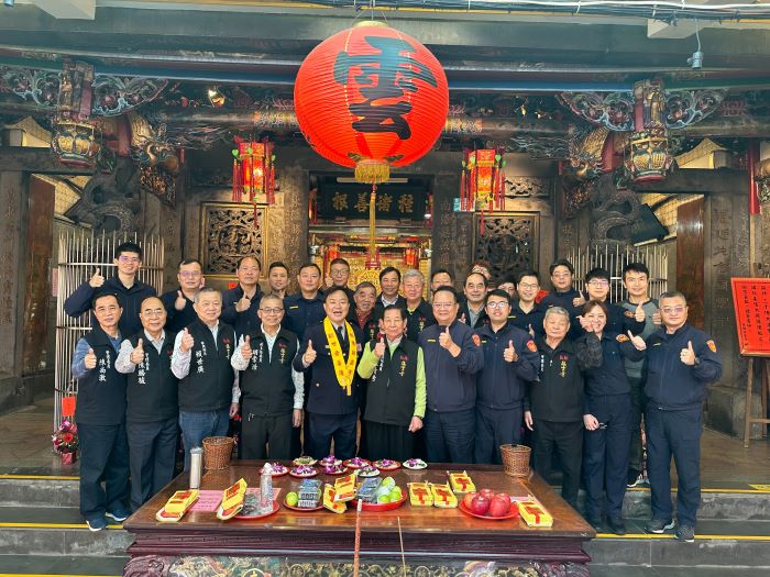 《圖說》板橋分局長彭正中於接雲寺。〈板橋分局提供〉