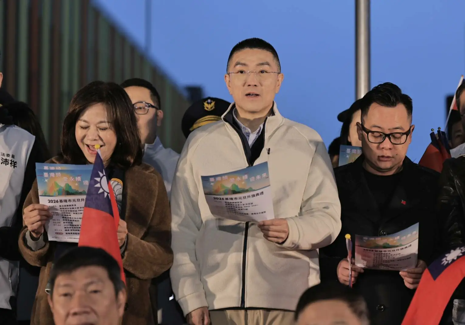 相較於市府團隊的行政色彩，民進黨徵召參選的童子瑋，則以更鮮明的政治語言展現挑戰者姿態。童子瑋昨日出席由基隆市與民間團體共同舉辦的元旦升旗活動，隨後在臉書發文，提出「無畏風雨、自信勇敢」的基隆精神，字裡行間不僅回顧城市過去一年的艱辛，也明確傳遞他投入市長選戰的核心價值。