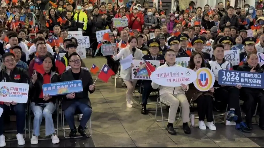 元旦清晨的升旗典禮，不僅象徵新年的開始，也被外界視為基隆市長選戰正式開打的起點。現任市長謝國樑代表國民黨力拚連任，而基隆市議會議長童子瑋昨日才正式接受民進黨徵召，投入市長選戰，藍綠兩位重量級人物在元旦前後接連發聲，彼此互動有限，對壘態勢已相當鮮明。