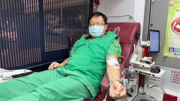 《圖說》臺北醫院麻醉科陳晏波主任是定期捐血人，利用空檔來捐血。〈臺北醫院提供〉