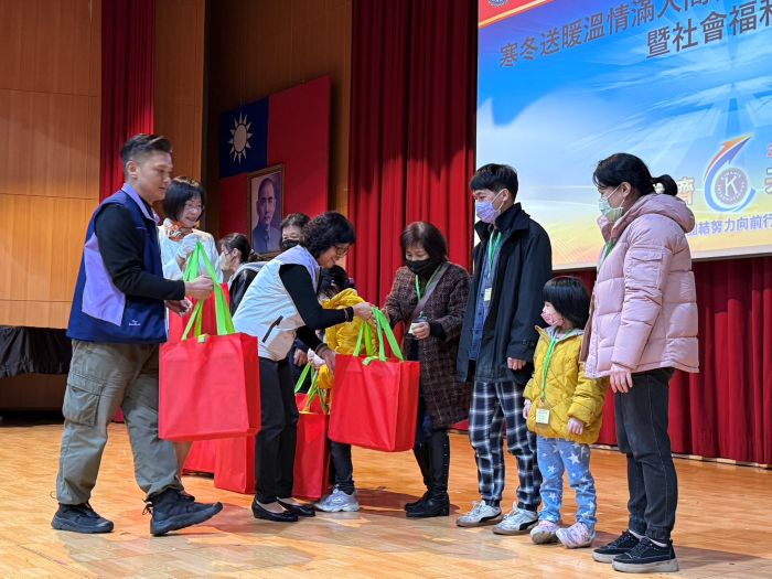 《圖說》新北社會局副局長許秀能及無類同濟會賴秀華會長共同致送物資及紅包給弱勢家庭。〈社會局提供〉