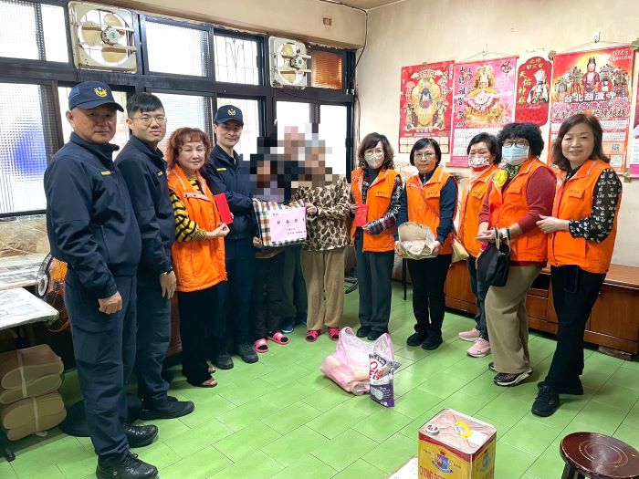 《圖說》三重警關懷弱勢家庭及身障人員,親自到家中關心及慰問。〈三重分局提供〉