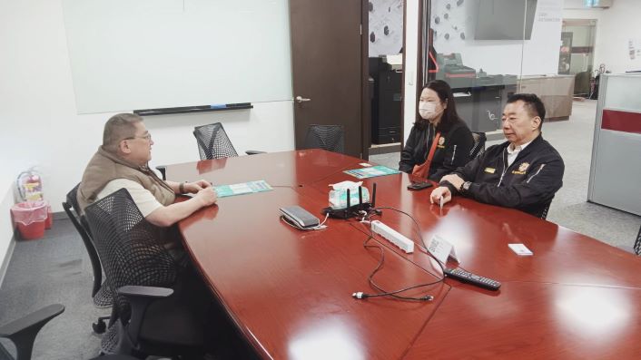 《圖說》鴻發國際科技公司由人力資源部張千華經理(左)熱忱接待基隆市榮民服務處方正處長(右)一行人。〈基隆榮服處提供〉