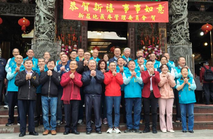 《​圖說》市長侯友宜於新莊地藏庵參拜並與眾人合影，祈求馬年市政昌隆、平安順利，前排左四議長蔣根煌、左二民政局長林耀長。〈民政局提供〉