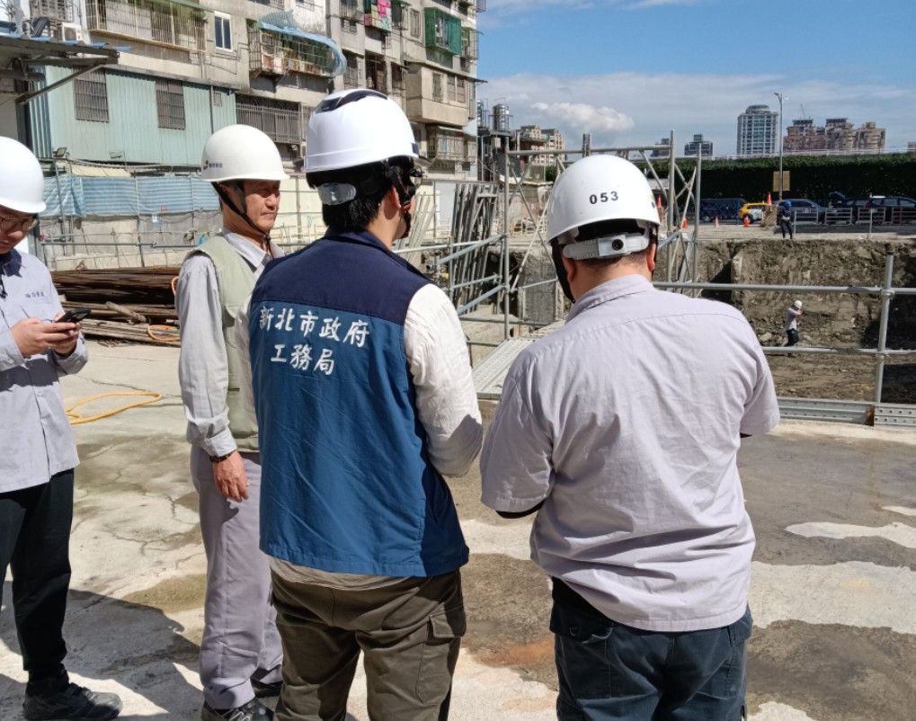 《圖說》新北市政府啟動建築工地安全防護專案，發現施工圍籬未牢固、排水堵塞等缺失，已當場要求改善完成。〈工務局提供〉