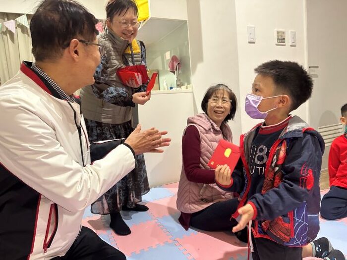 《圖說》機伶的小馬(右)接過紅包後說:「耶,馬上有錢花!」令大家笑翻天。〈社會局提供〉