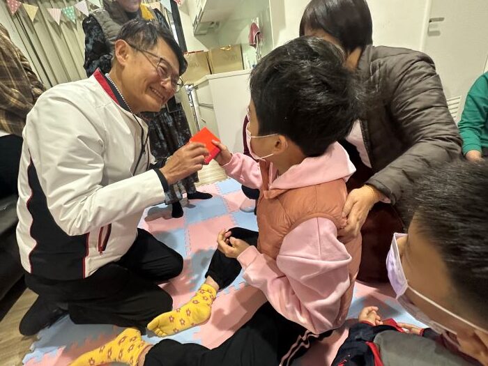 《圖說》副市長陳純敬代表侯友宜市長在除夕前探視新店央北社宅類家庭 並致贈小朋友紅包。〈社會局提供〉