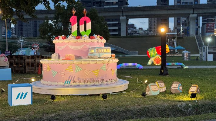 《圖說》「鶯為有你捷伴十年」將於將於3月2、3日晚間限量發放四線捷運造型加油棒。〈捷運局提供〉