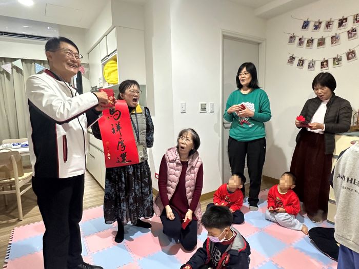 《圖說》副市長陳純敬在除夕前訪視慰問關懷類家庭,也帶來侯友宜市長的春聯和紅包。〈社會局提供〉