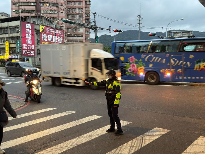 《圖說》土城警結合地面警力與科技應用,將「路口停讓」列為執法首要重點,全力打造安全順暢的春節交通環境。〈土城分局提供〉