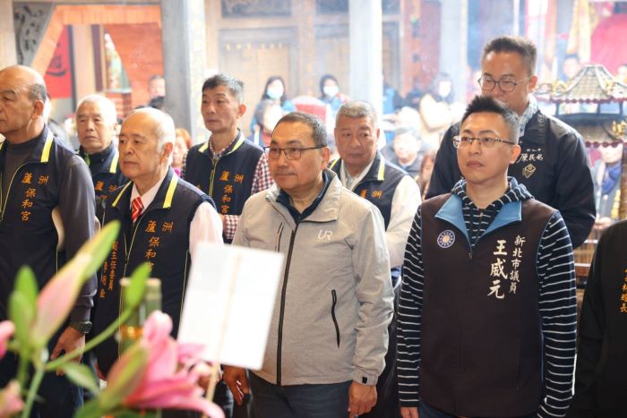 《圖說》侯友宜接續前往市定古蹟保和宮參拜「神醫」保生大帝，祈求市民健康平安、市政順利。〈民政局提供〉