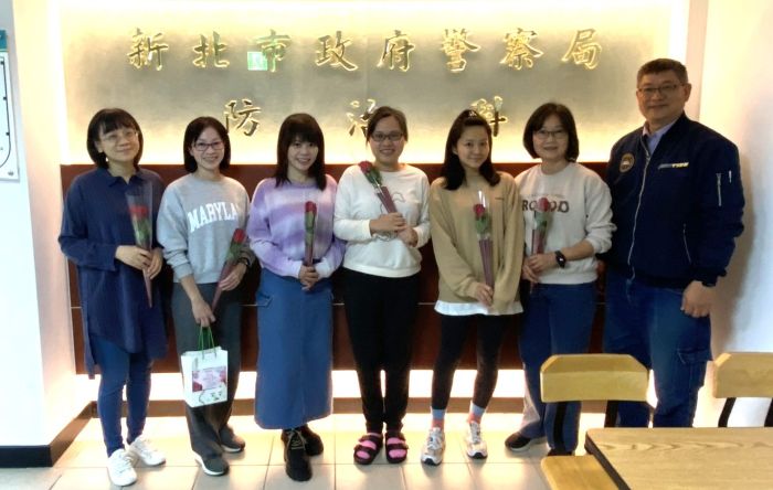 《圖說》警察局防治科長吳振興代表致贈同仁婦女節禮品。〈警察局提供〉