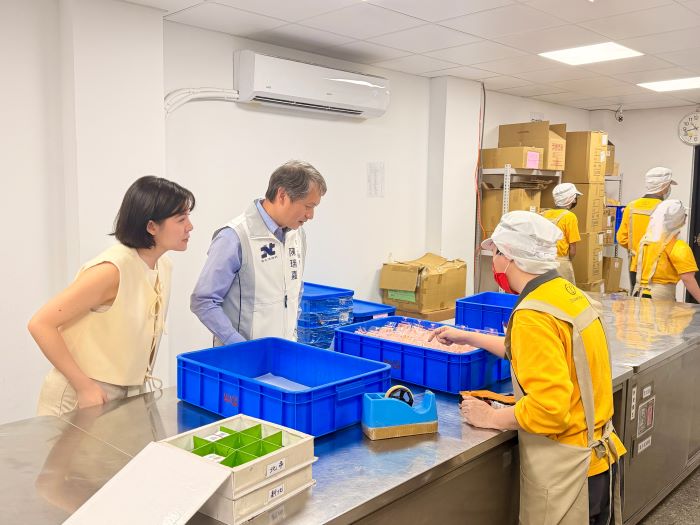 《圖說》庇護員工認真工作的畫面。〈勞工局提供〉