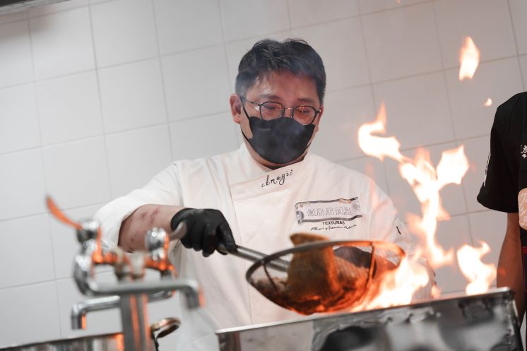 《圖說》參賽對象橫跨知名飯店餐廳廚師與巷弄市場職人，經過兩階段激烈評選後，兩組前五強晉級決賽。〈經發局提供〉