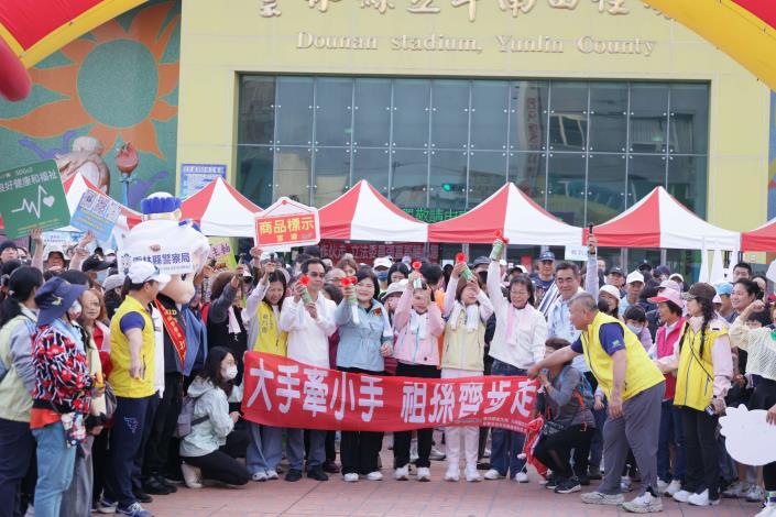 今日健走活動由張麗善縣長等人共同鳴槍起走。