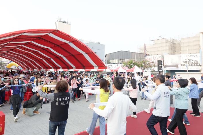 健走活動前，張縣長與民眾一起做暖身操。