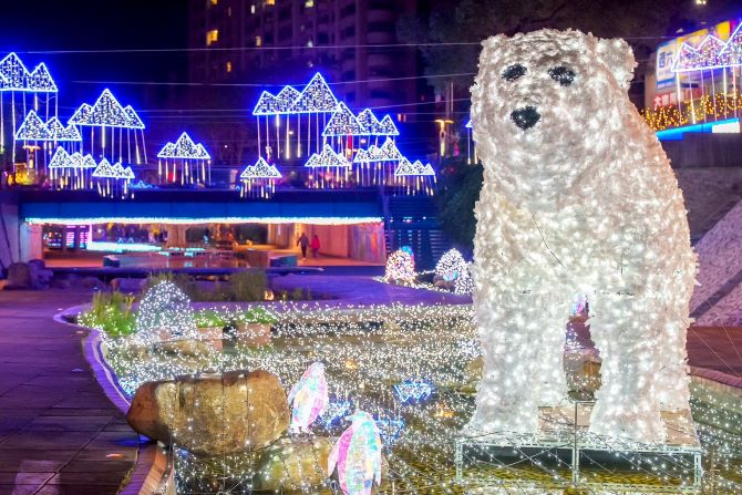 《圖說》現場還有3米高雪白北極熊現身，搭配可愛俏皮的企鵝群，營造極地奇幻氛圍。〈水利局提供〉