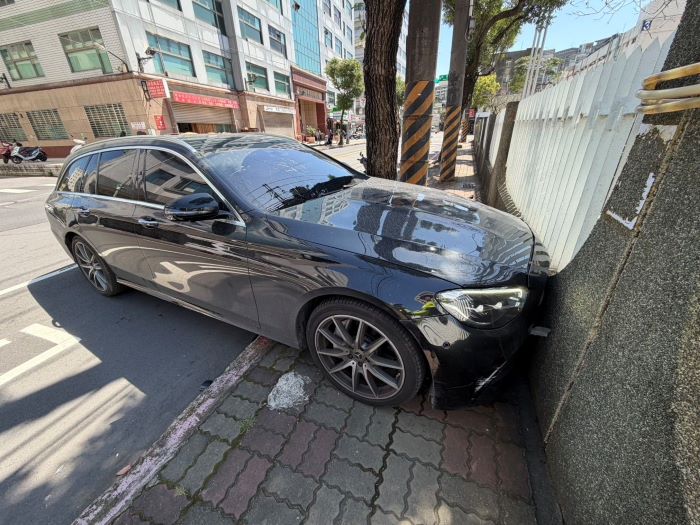 《圖說》自小客車受損情形。〈中和分局提供〉
