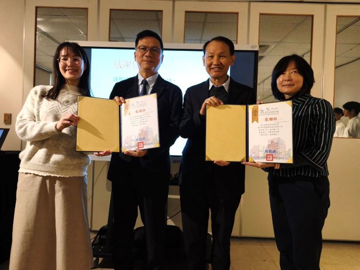 《圖說》捐贈儀式合影，左起鶯歌工商陶瓷工程科包容瑜主任、鶯歌工商顏龍源校長、亞東科大校長黃茂全。〈亞東科大提供〉