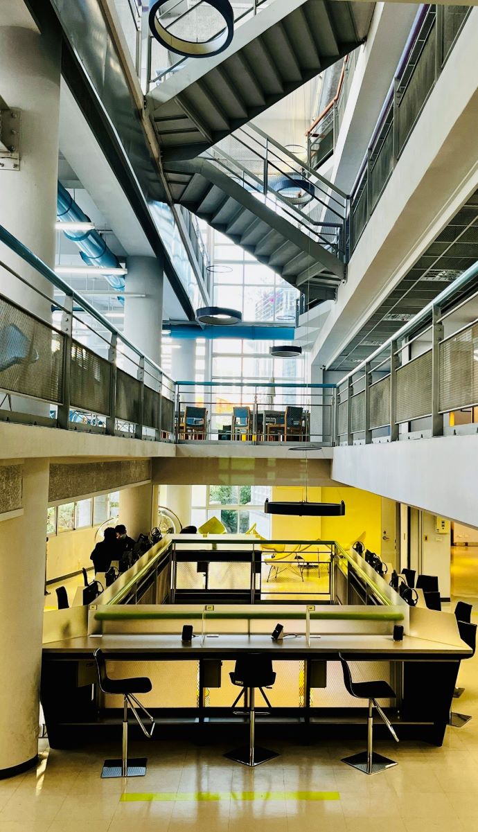 《圖說》龍華科技大學圖書館內部空間明亮舒適，營造自主學習與跨域交流的良好環境。〈龍華科大提供〉