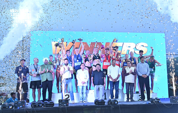 2026 年 FIVB 沙灘職業巡迴挑戰賽的冠軍得主喜氣洋洋，與 KIIT 及卡林加社會科學學院 (KISS) 創辦人 Achyuta Samanta 博士（前排左五）合攝。