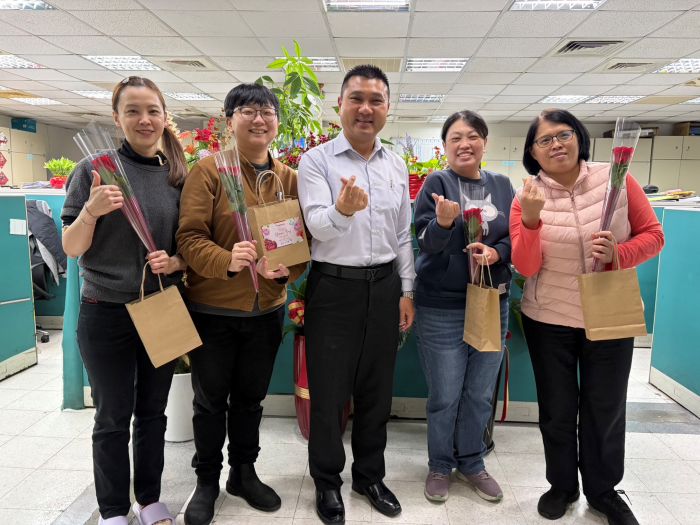 《圖說》警察局保安科科長林文隆代表致贈同仁婦女節禮品。〈警察局提供〉