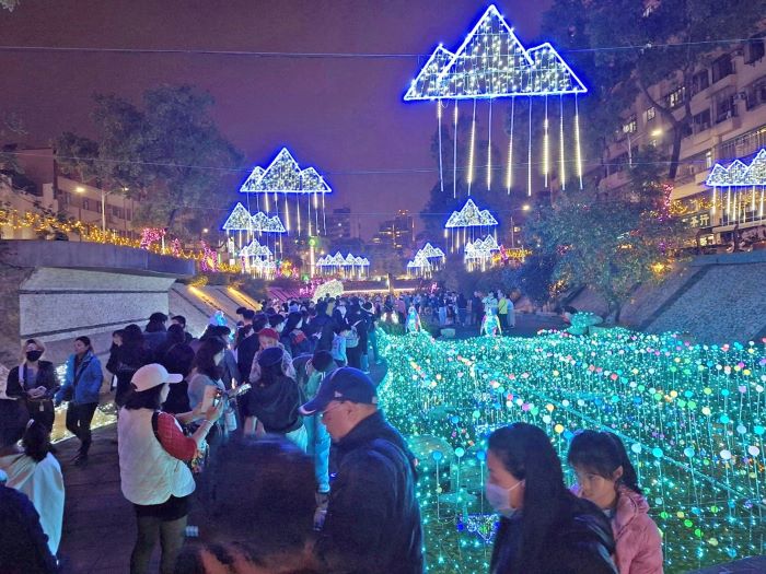 《圖說》沿著光雕河廊漫步，人潮滿滿，充滿城市節慶氛圍。〈水利局提供〉