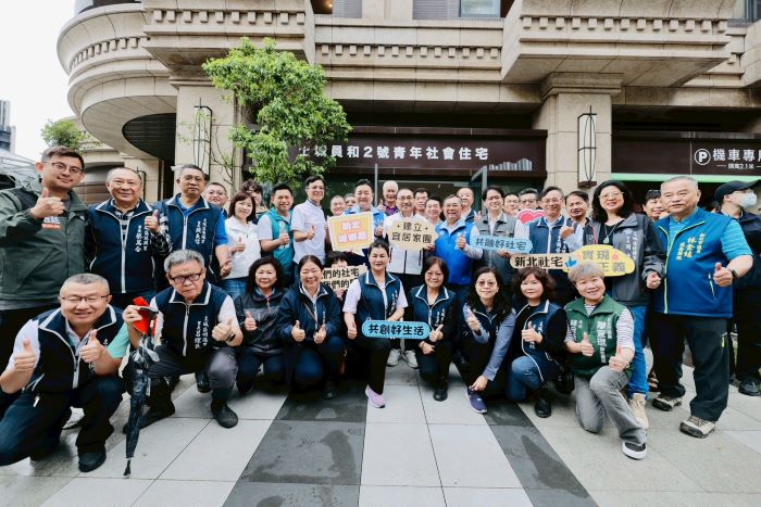 《圖說》侯友宜市長及貴賓於土城員和2號社宅大門前合影。〈城鄉局提供〉
