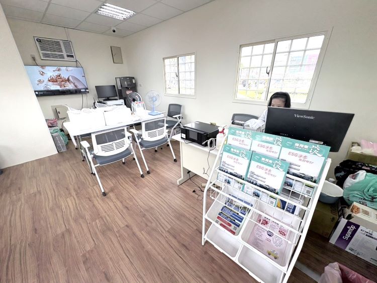 《圖說》安坑計程車司機服務中心提供飲水、如廁等基本需求，還有專人協助處理計程車相關事務。〈交通局提供〉